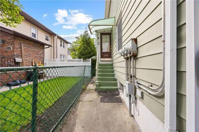 $999,000 | 3735 Oceanic Avenue | Seagate