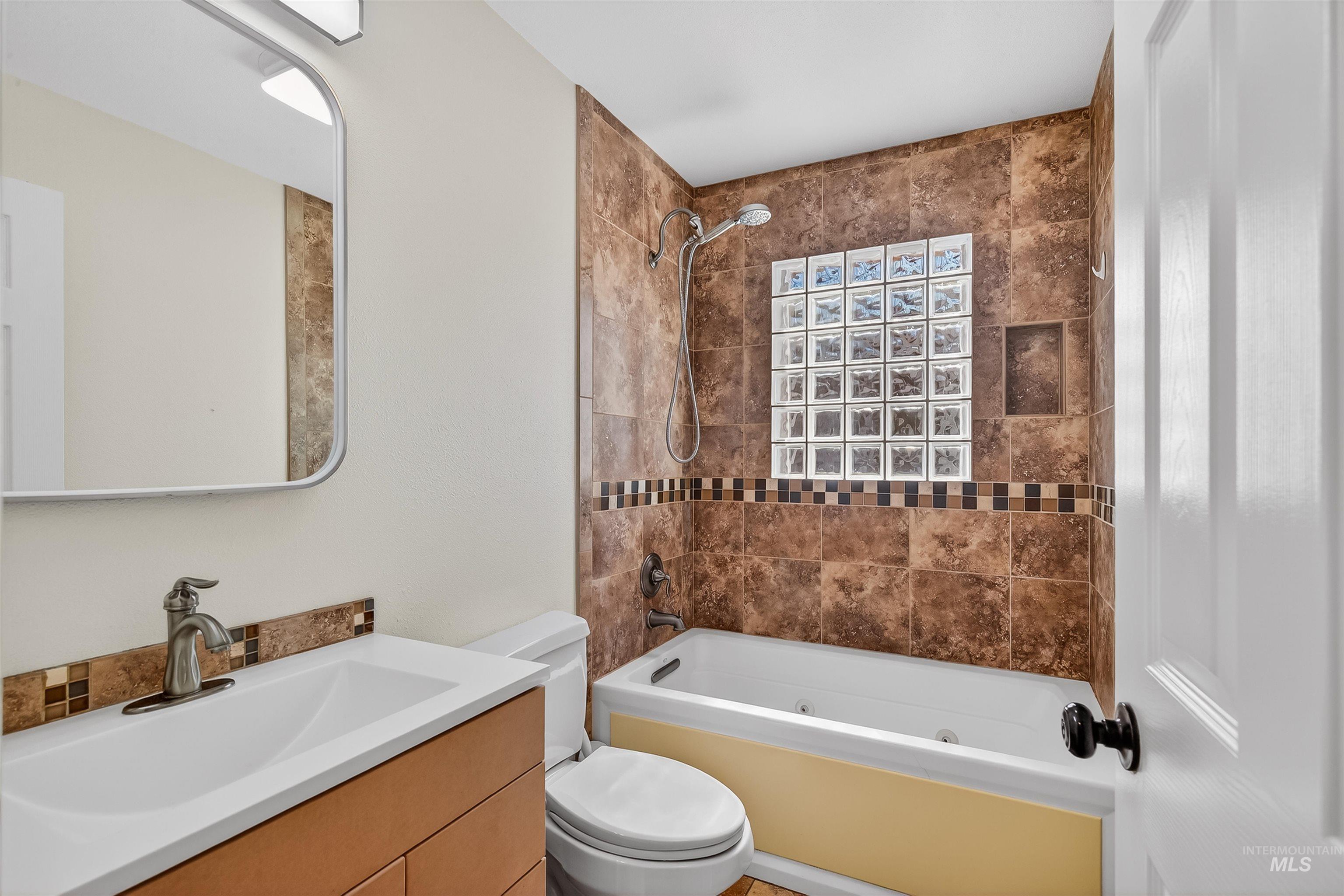 1519 17th Street Lewiston, ID 83501 - Photo 16 of 39 Bathroom featuring vanity and a combined bath / shower with jetted tub