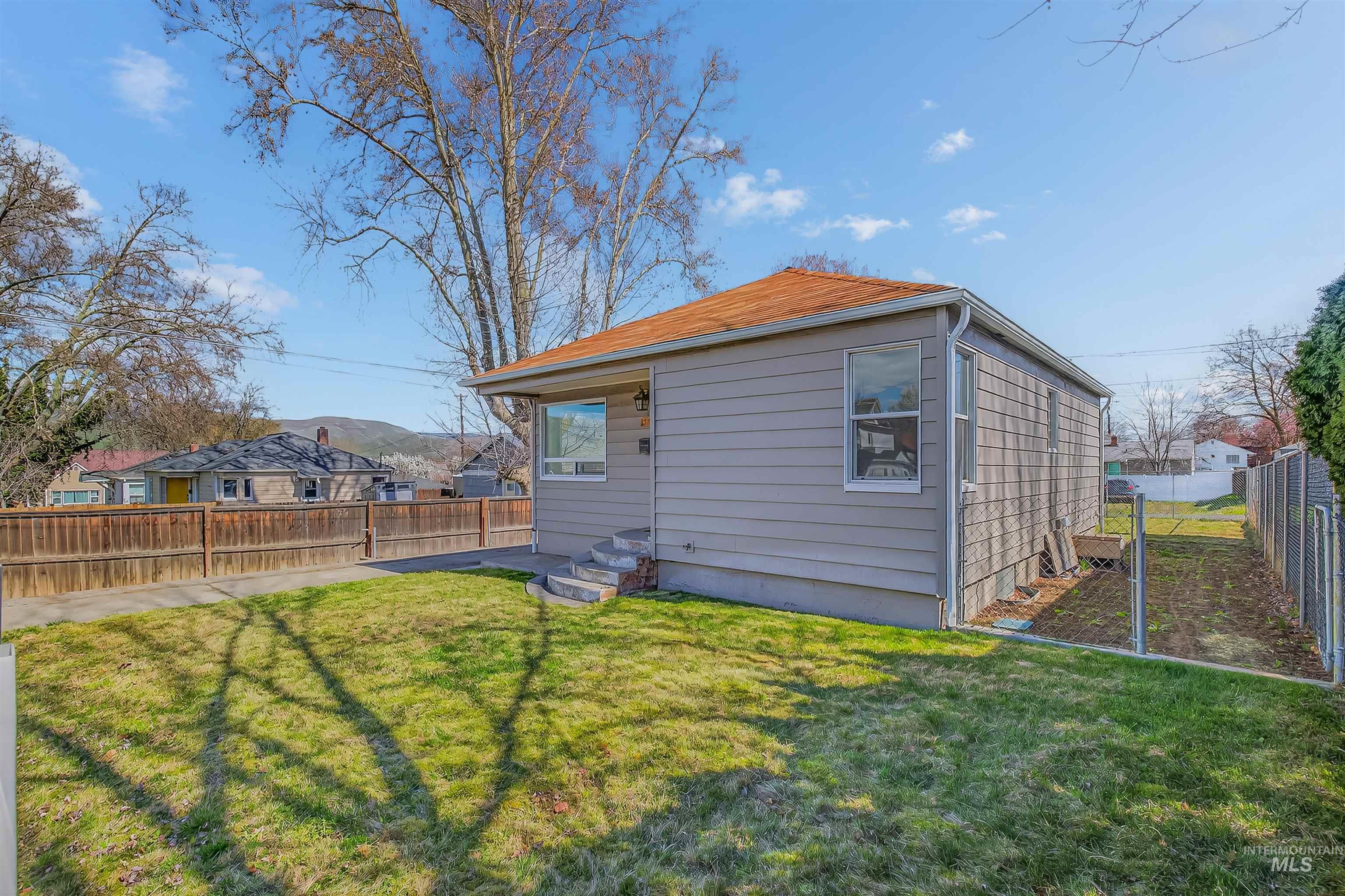 1519 17th Street Lewiston, ID 83501 - Photo 32 of 39 Back of property featuring a fenced backyard and a residential view