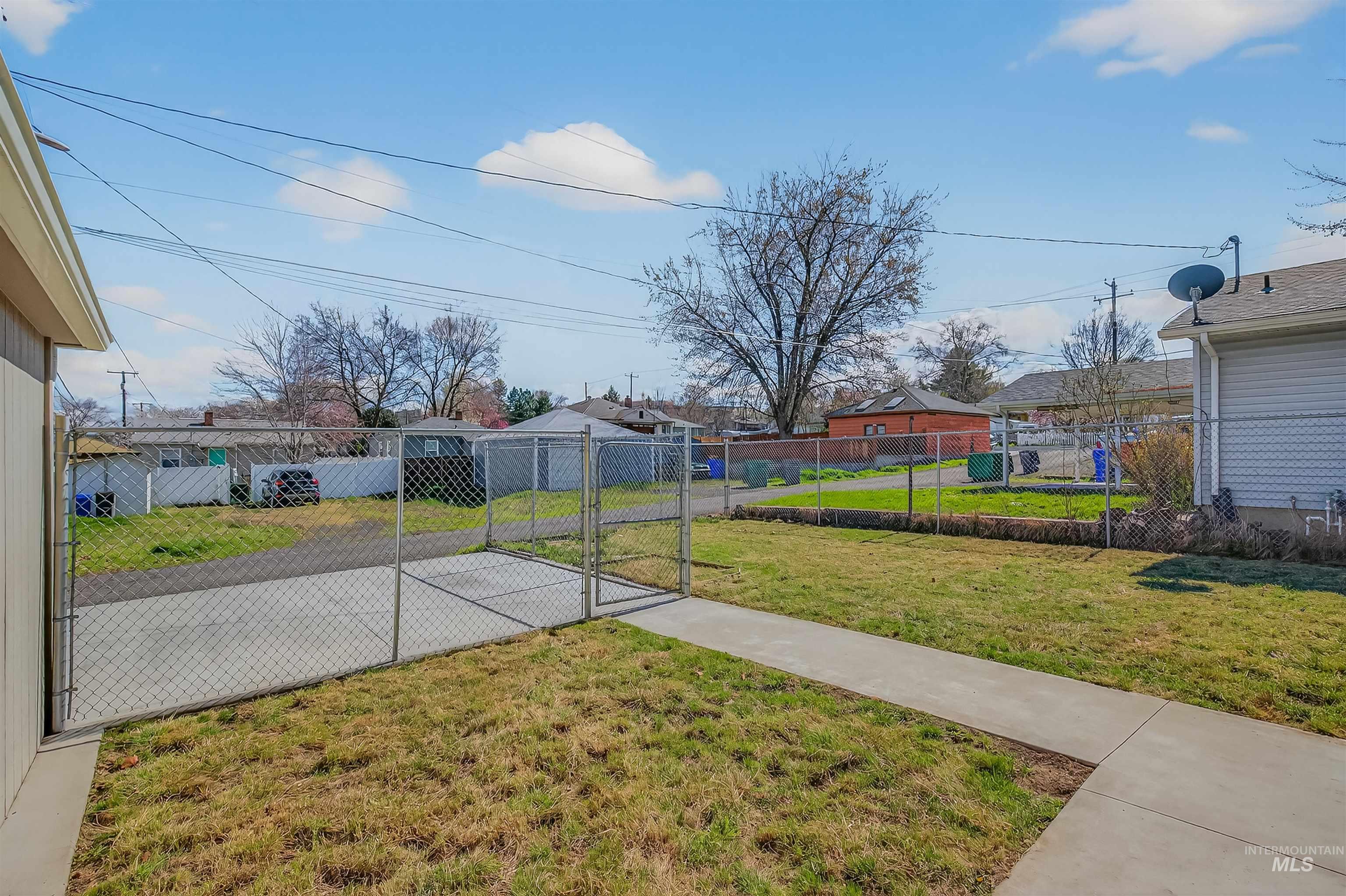 1519 17th Street Lewiston, ID 83501 - Photo 35 of 39 View of yard with a gate and a residential view
