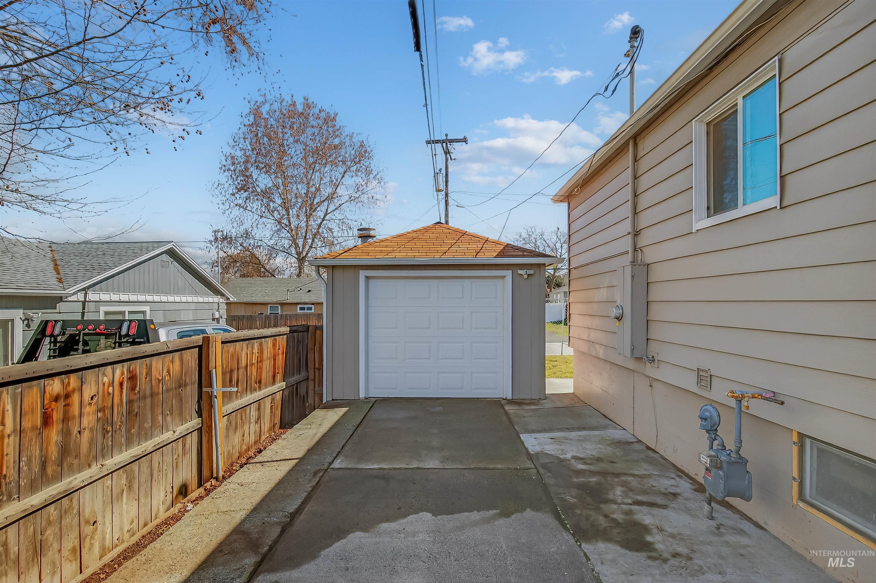 1519 17th Street Lewiston, ID 83501 - Photo 36 of 39 Detached garage featuring concrete driveway