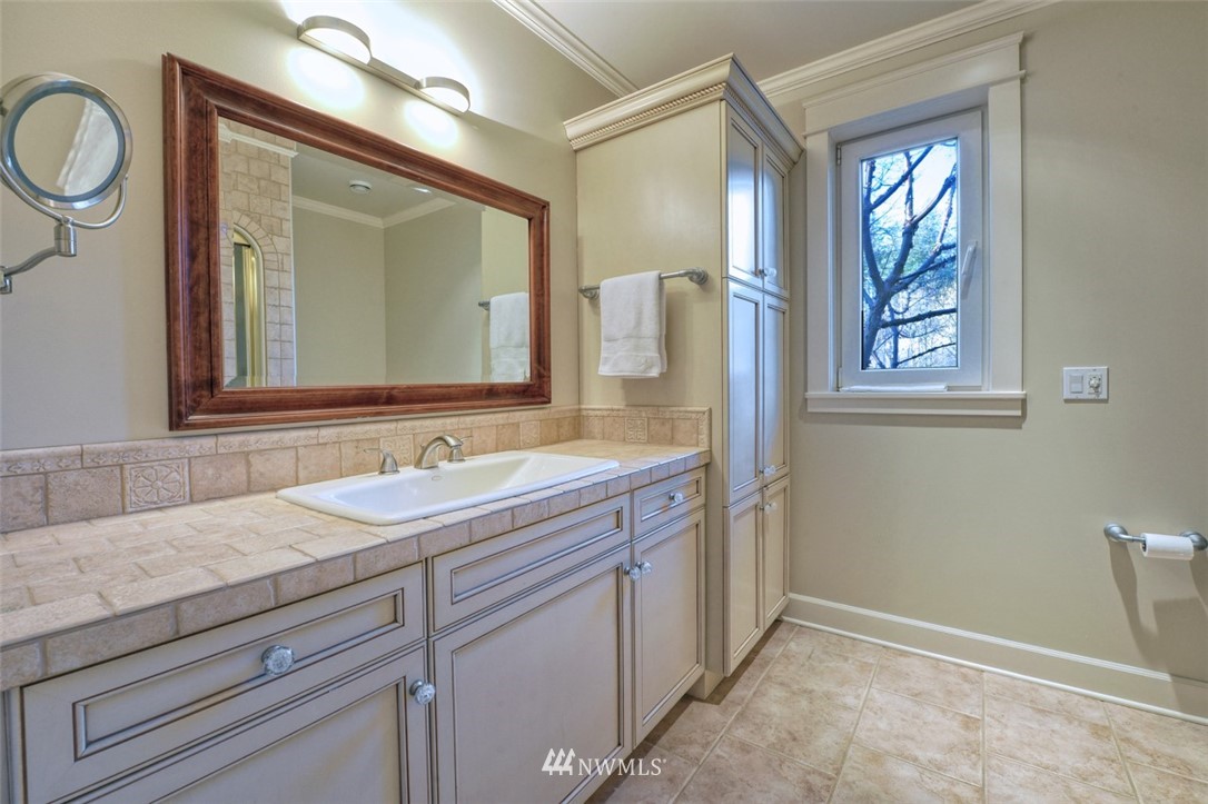 732 Fieldston Road Bellingham, WA 98225 - Photo 17 of 25 a bathroom with 2 sink and a mirror