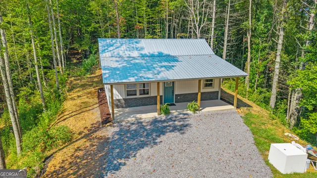 a view of a house with backyard and garden