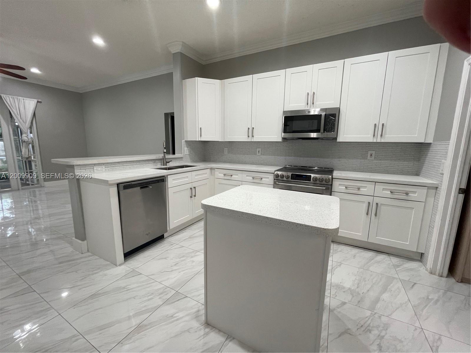 5263 Southwest 34th Way Hollywood, FL 33312 - Photo 9 of 32