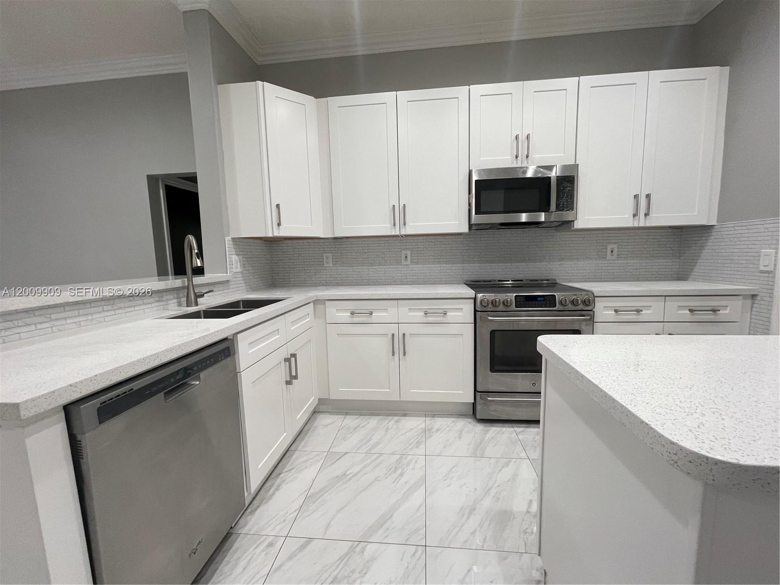 5263 Southwest 34th Way Hollywood, FL 33312 - Photo 10 of 32