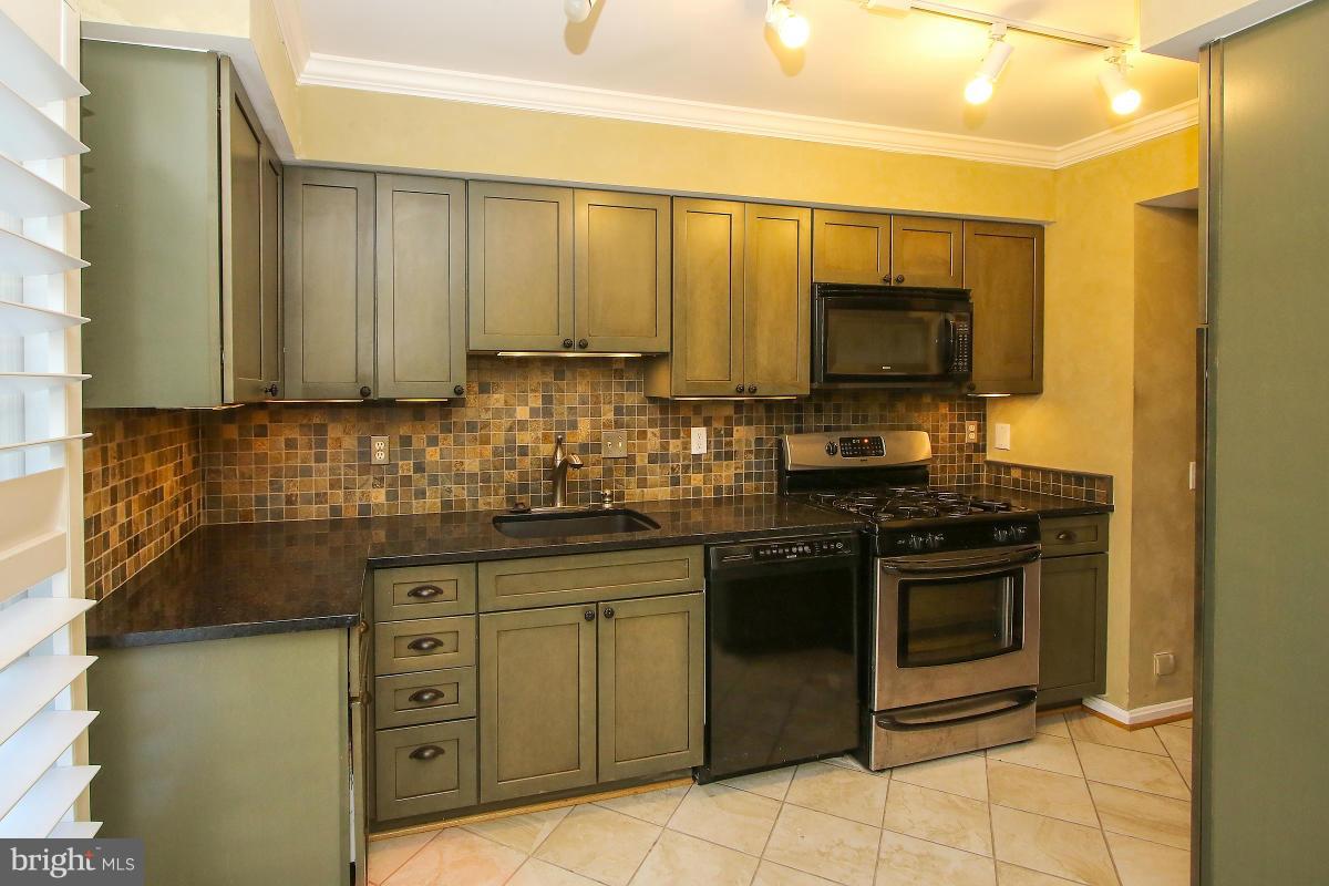 153 Finale Terrace Silver Spring, MD 20901 - Photo 13 of 27 Kitchen