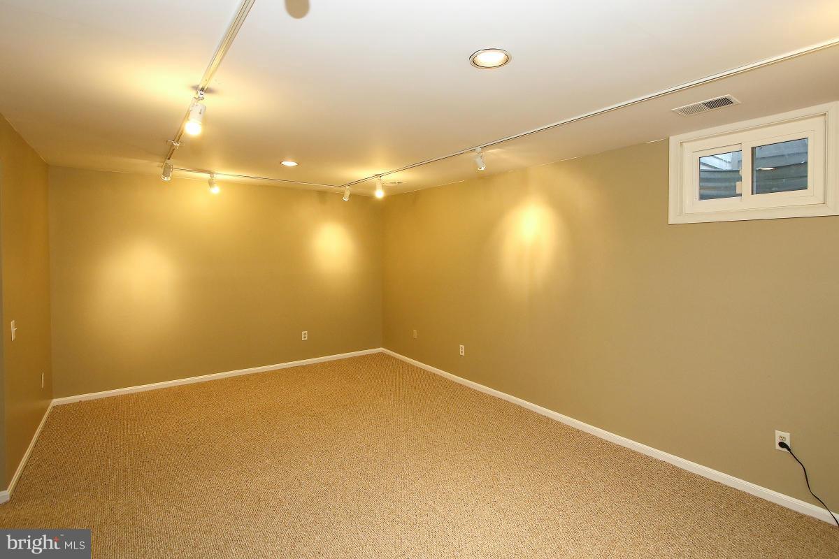 153 Finale Terrace Silver Spring, MD 20901 - Photo 23 of 27 Family Room