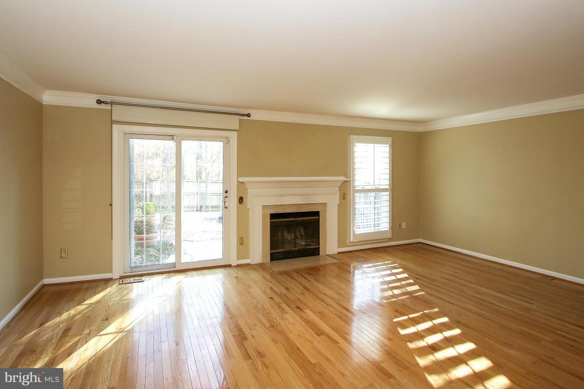 153 Finale Terrace Silver Spring, MD 20901 - Photo 4 of 27 Living Room