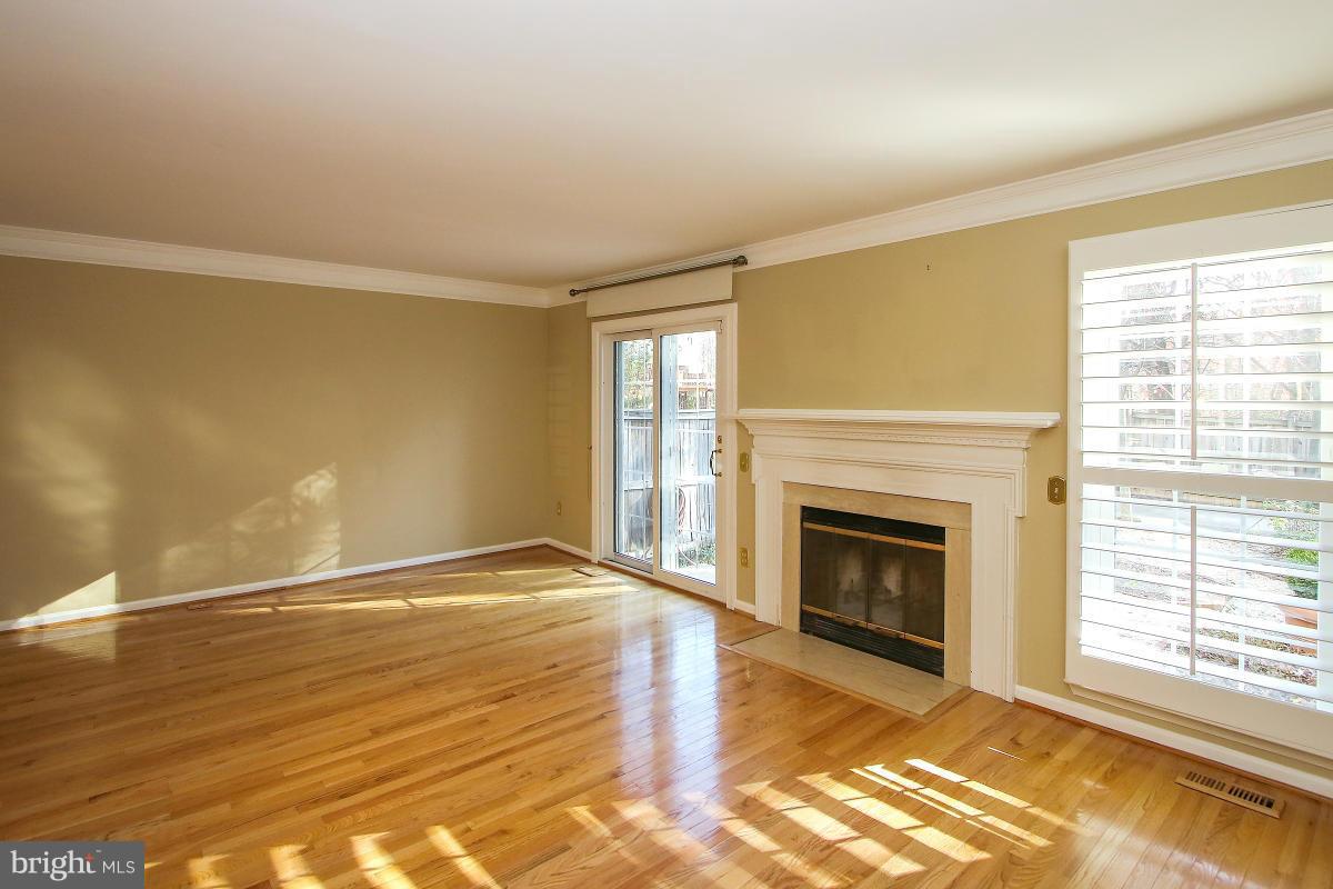 153 Finale Terrace Silver Spring, MD 20901 - Photo 5 of 27 Living Room