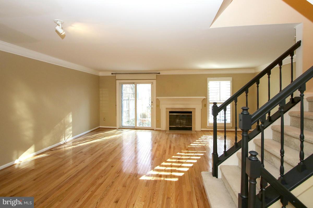 153 Finale Terrace Silver Spring, MD 20901 - Photo 6 of 27 Living Room