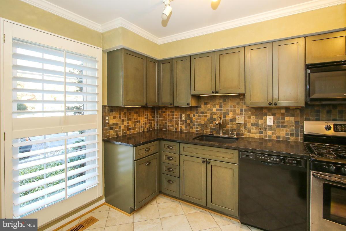 153 Finale Terrace Silver Spring, MD 20901 - Photo 10 of 27 Kitchen