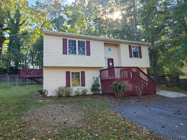 a view of a house with backyard and garden
