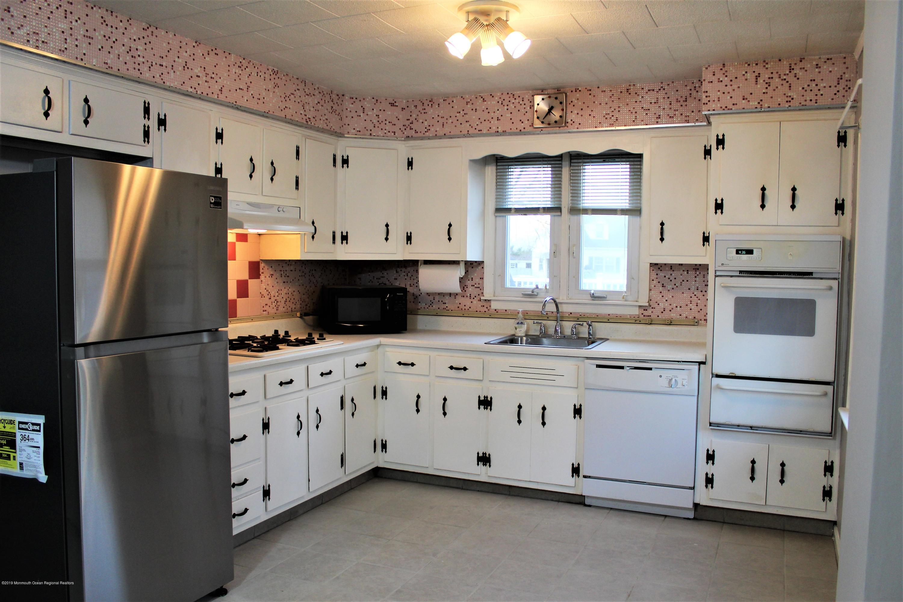 221 Maple Place Keyport, NJ 07735 - Photo 3 of 21 1