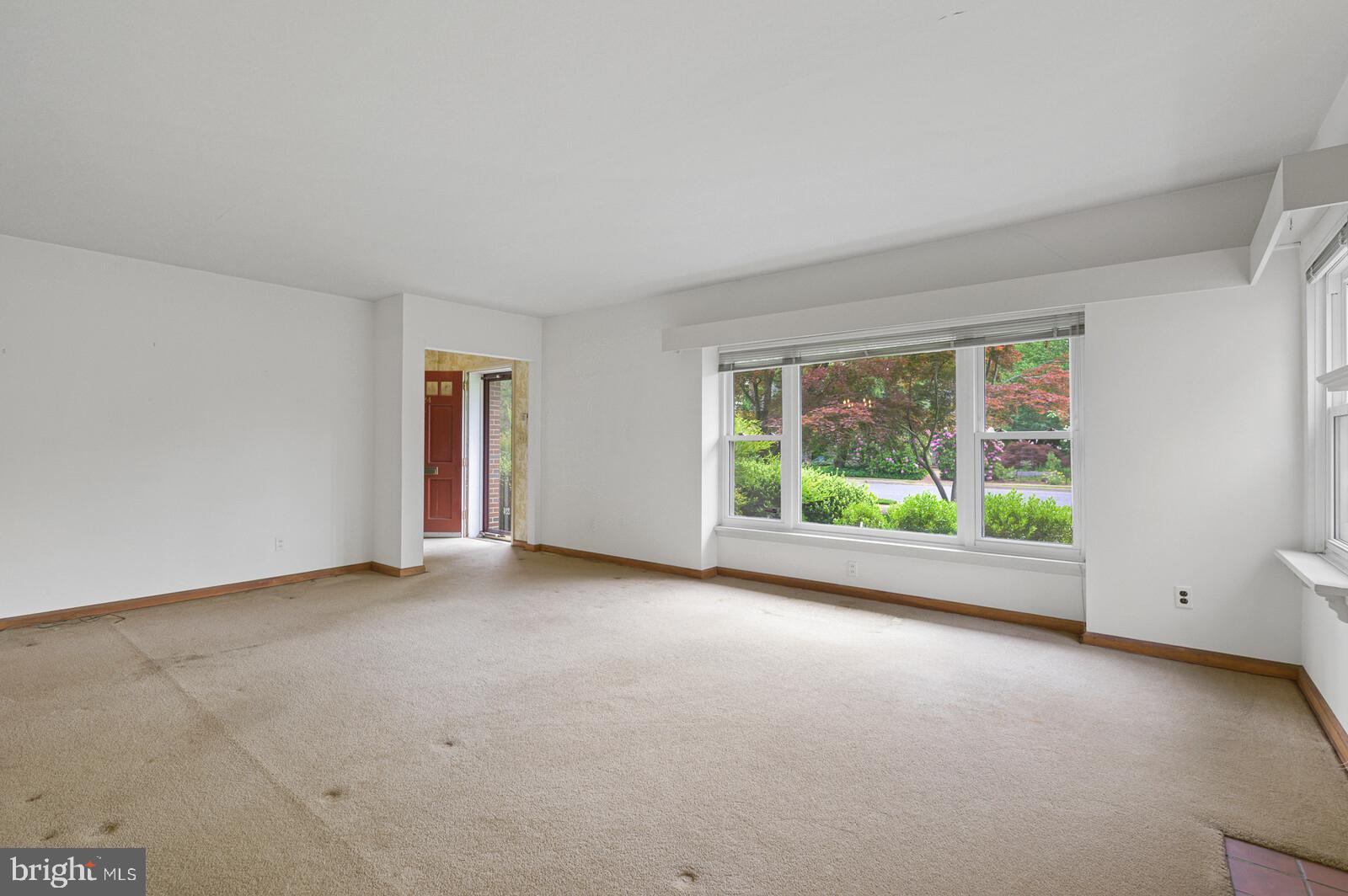 224 Beverly Road Newark, DE 19711 - Photo 4 of 20 Bright Living Room