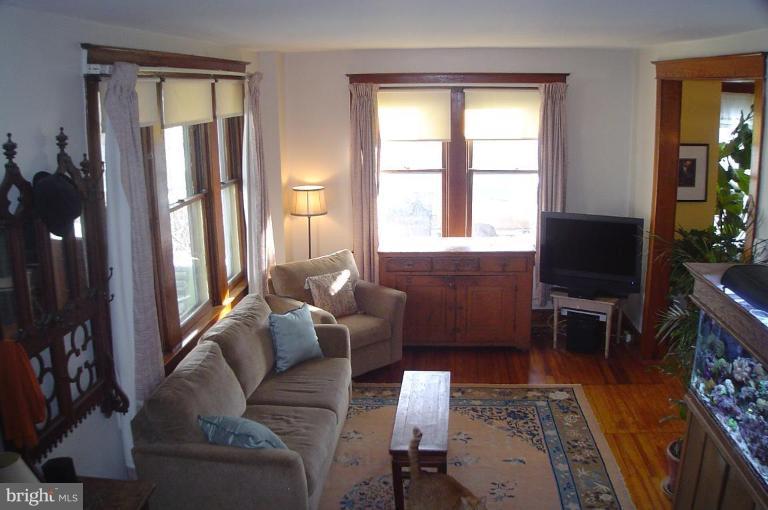 3813 Ridgecroft Road Baltimore, MD 21206 - Photo 3 of 21 Living Room