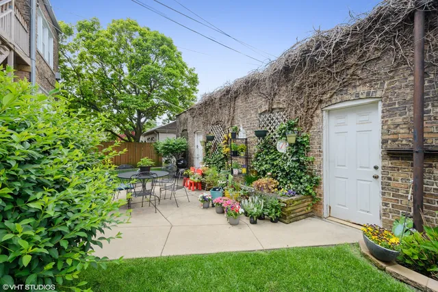 $2,400 | 3746 North Whipple Street, Unit 2, Chicago, IL 60618