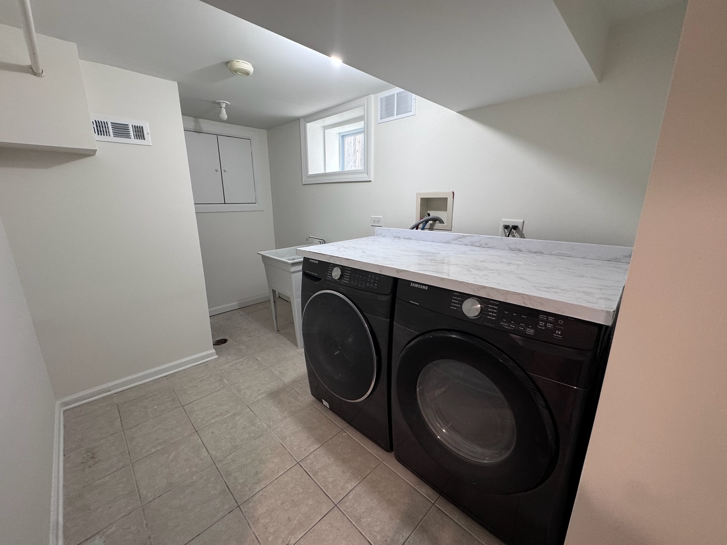 754 Spring Road Elmhurst, IL 60126 - Photo 28 of 32 a utility room with sink dryer and washer