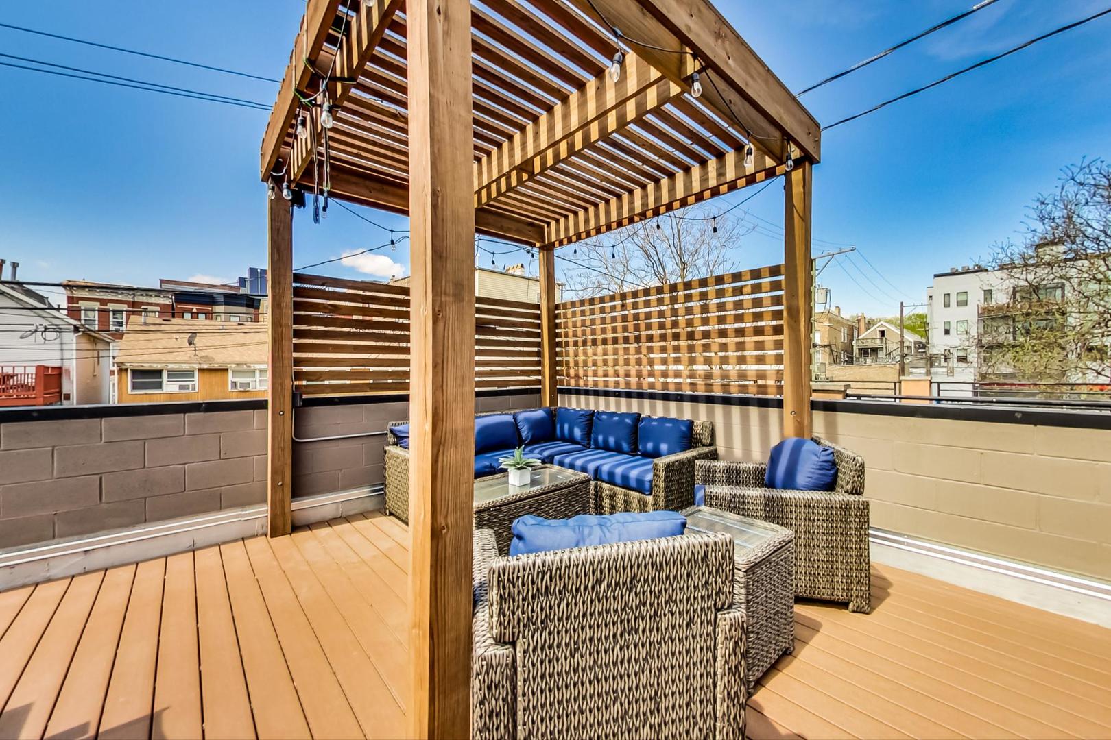 728 North Elizabeth Street, Unit 1 Chicago, IL 60642 - Photo 23 of 27 a view of balcony with couch