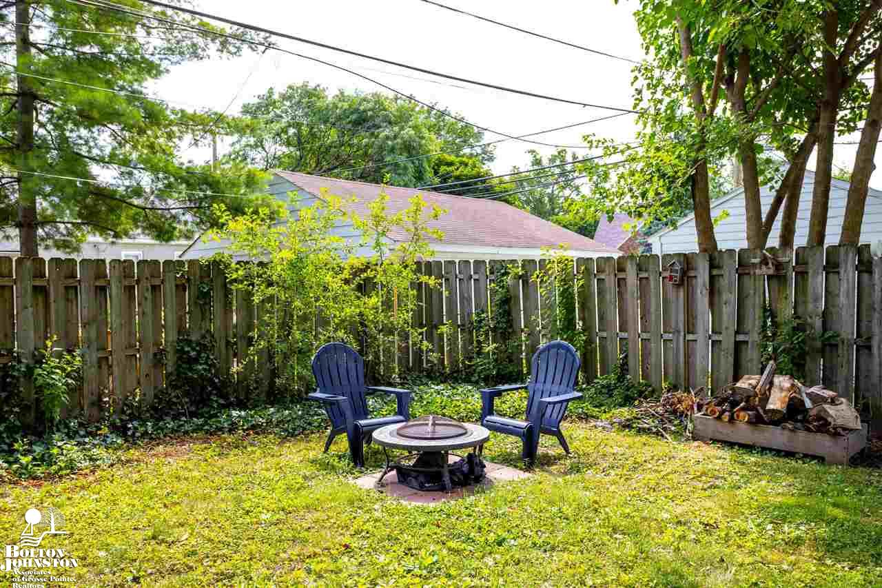 2073 Ridgemont Road Grosse Pointe Woods, MI 48236 - Photo 18 of 21