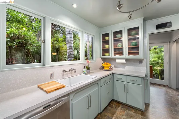 $1,398,000 | 10 Burdeck Court, Oakland, CA 94602