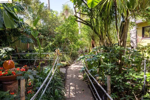 $1,398,000 | 10 Burdeck Court, Oakland, CA 94602