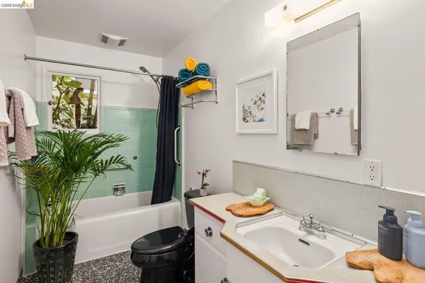 $1,398,000 | 10 Burdeck Court, Oakland, CA 94602