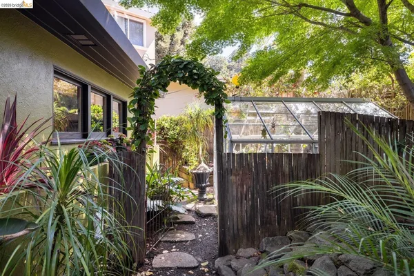 $1,398,000 | 10 Burdeck Court, Oakland, CA 94602