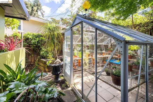 $1,398,000 | 10 Burdeck Court, Oakland, CA 94602