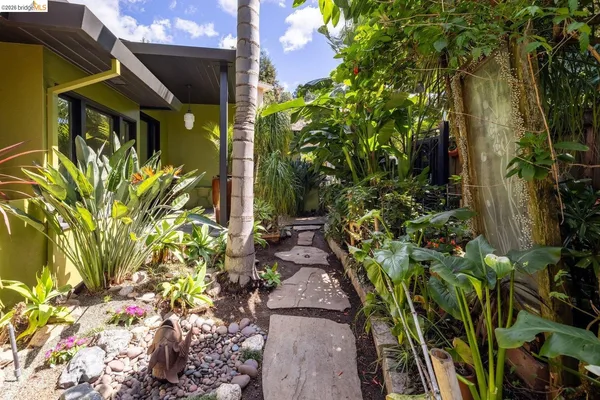 $1,398,000 | 10 Burdeck Court, Oakland, CA 94602