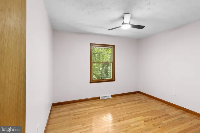 a view of empty room with window