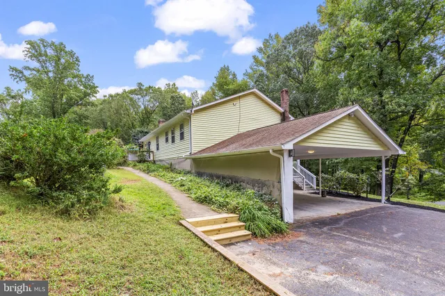 a view of a house with a yard and plants