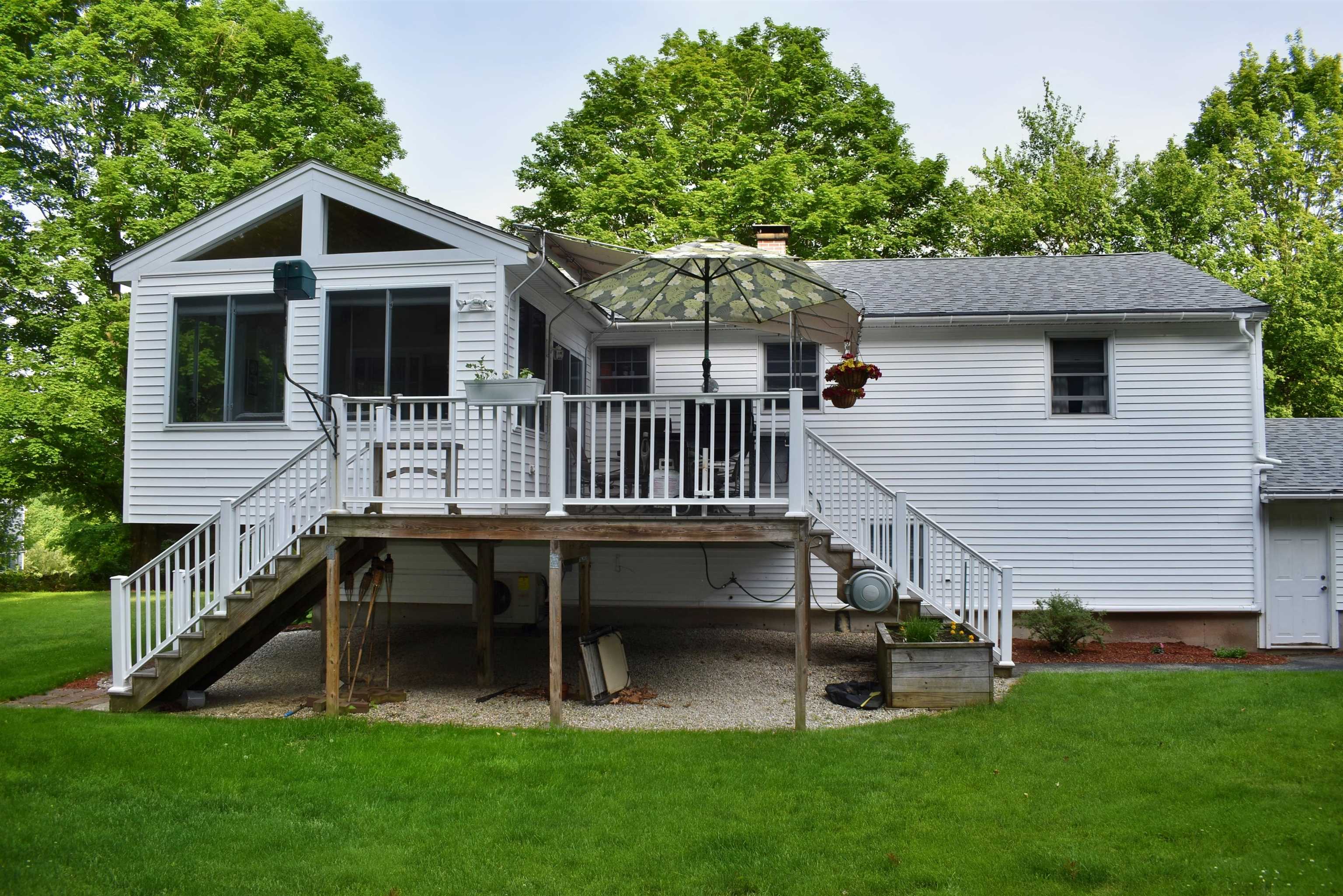 32 Lawrence Road Derry, NH 03038 - Photo 3 of 40