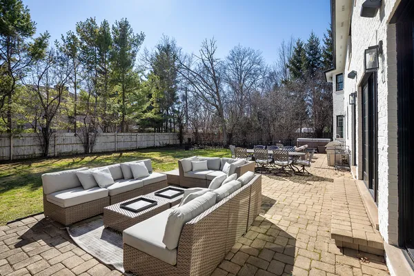 $2,100,000 | 1045 Woodlawn Road, Glenview, IL 60025