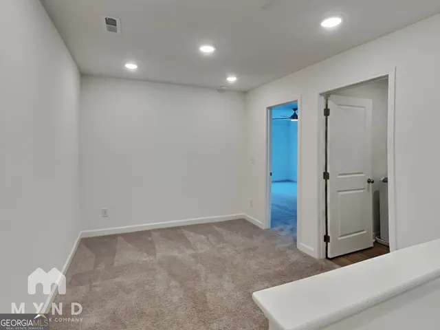 a view of a big room with closet and windows