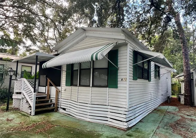 a view of house with a outdoor seating