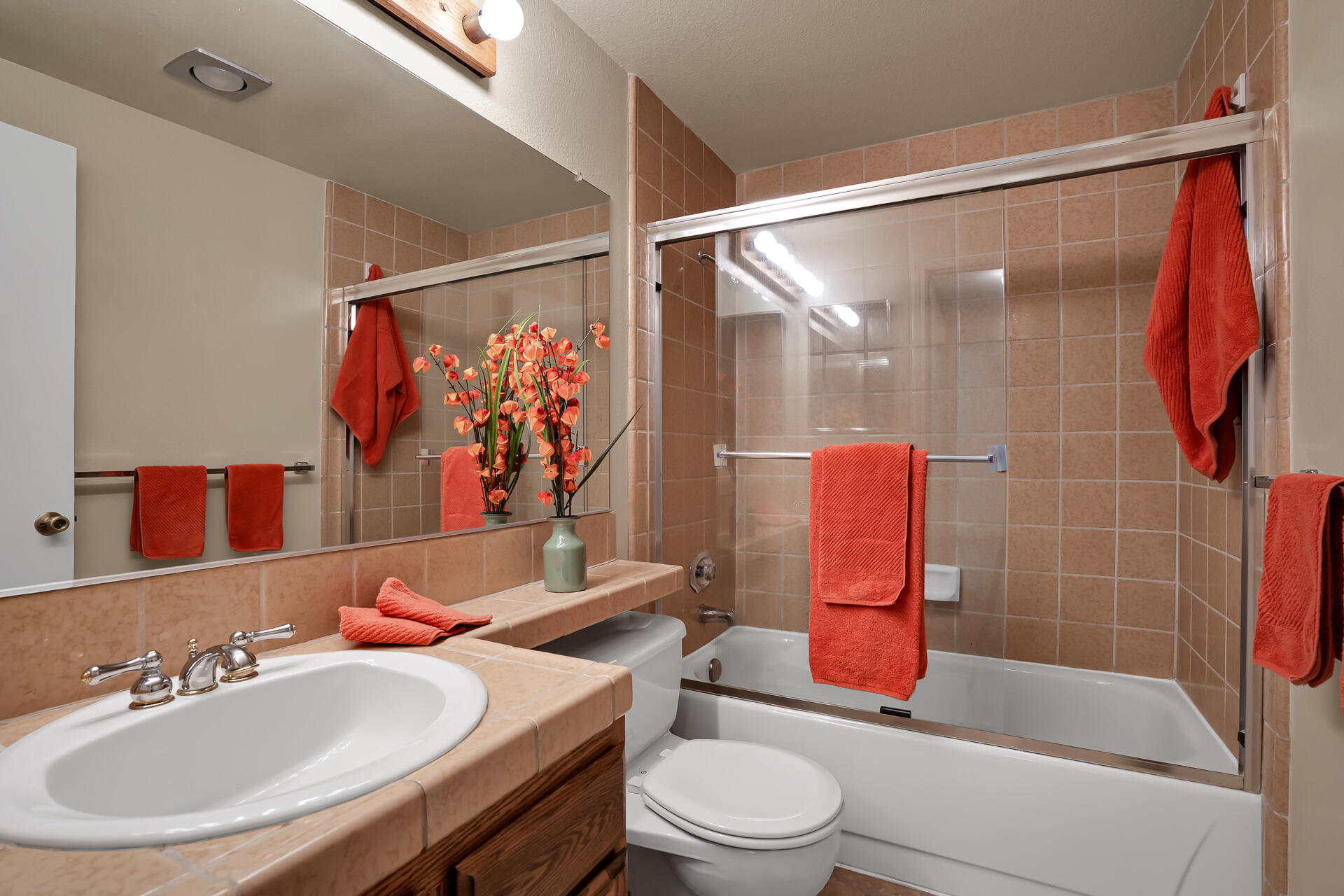 249 Ridgetop Drive, Unit 141 Redding, CA 96003 - Photo 17 of 25 Hall Bath/Tile