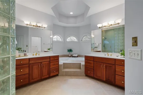 $1,370,000 | 17702 Horse Creek Court, Chesterfield, MO 63005