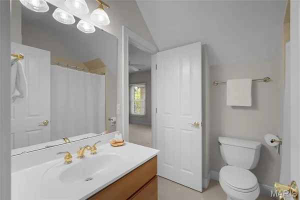 $1,370,000 | 17702 Horse Creek Court, Chesterfield, MO 63005