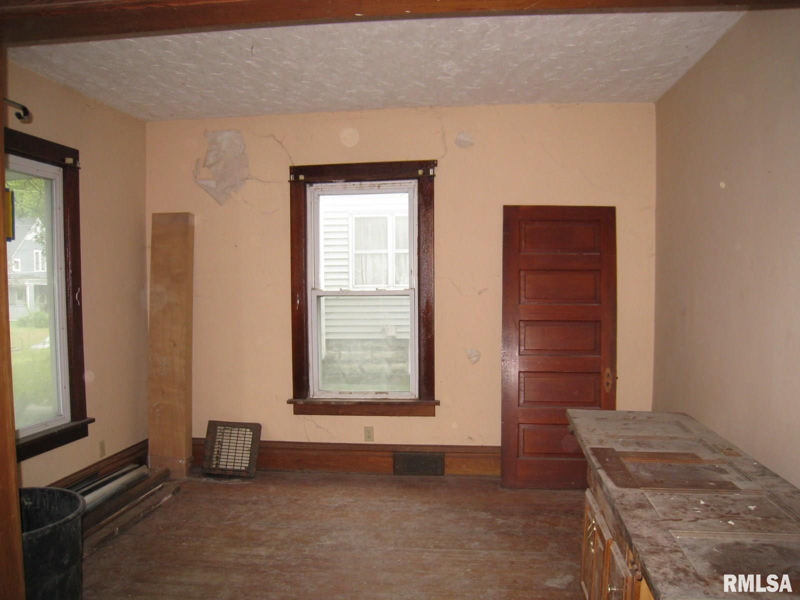 926 43rd Street Rock Island, IL 61201 - Photo 3 of 34