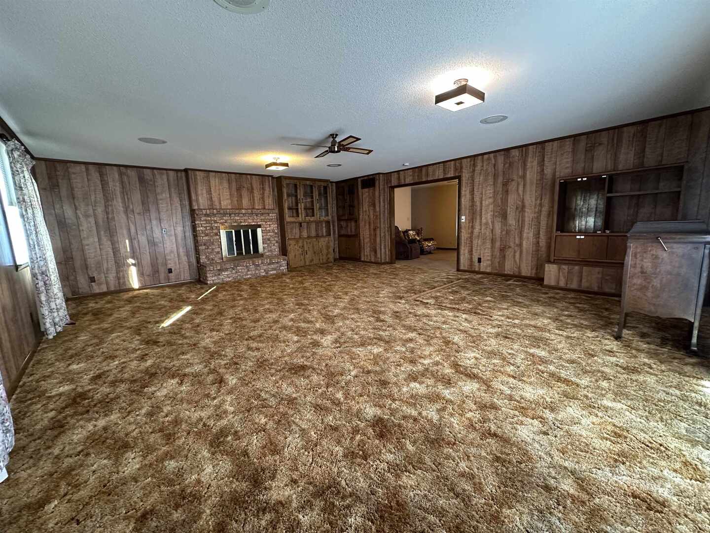 5317 North 1600th Street Newton, IL 62448 - Photo 18 of 63 a view of a livingroom with furniture and a kitchen