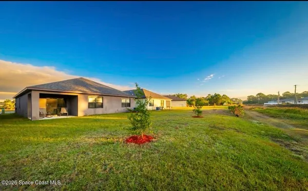 a view of a house with a big yard