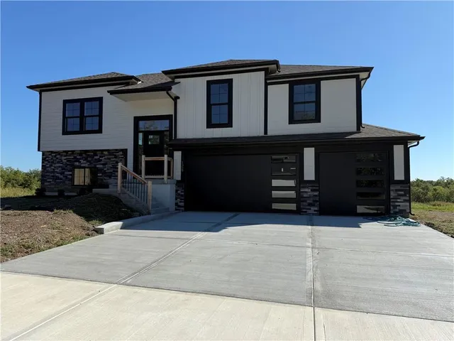 $394,000 | 1329 North Holland Drive, Independence, MO 64056