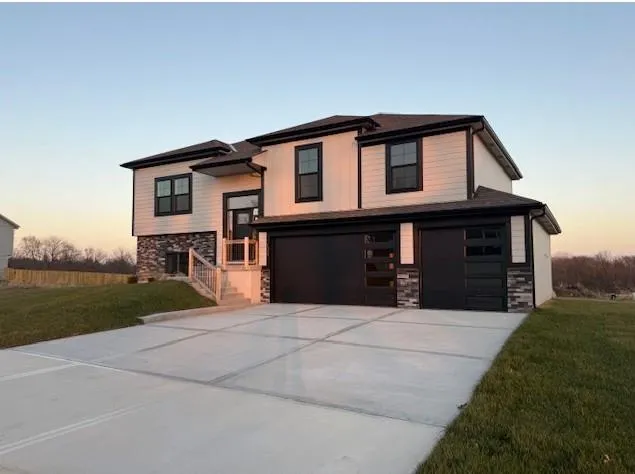 $389,000 | 1329 North Holland Drive, Independence, MO 64056