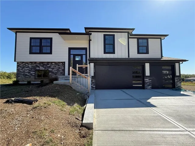 $394,000 | 1329 North Holland Drive, Independence, MO 64056