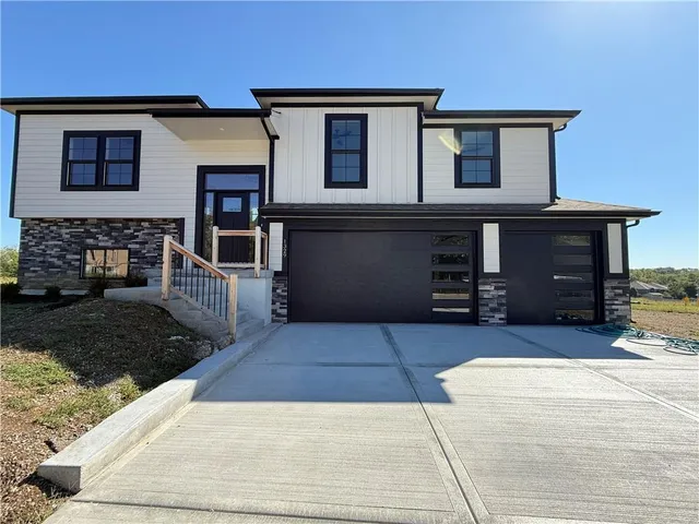 $394,000 | 1329 North Holland Drive, Independence, MO 64056