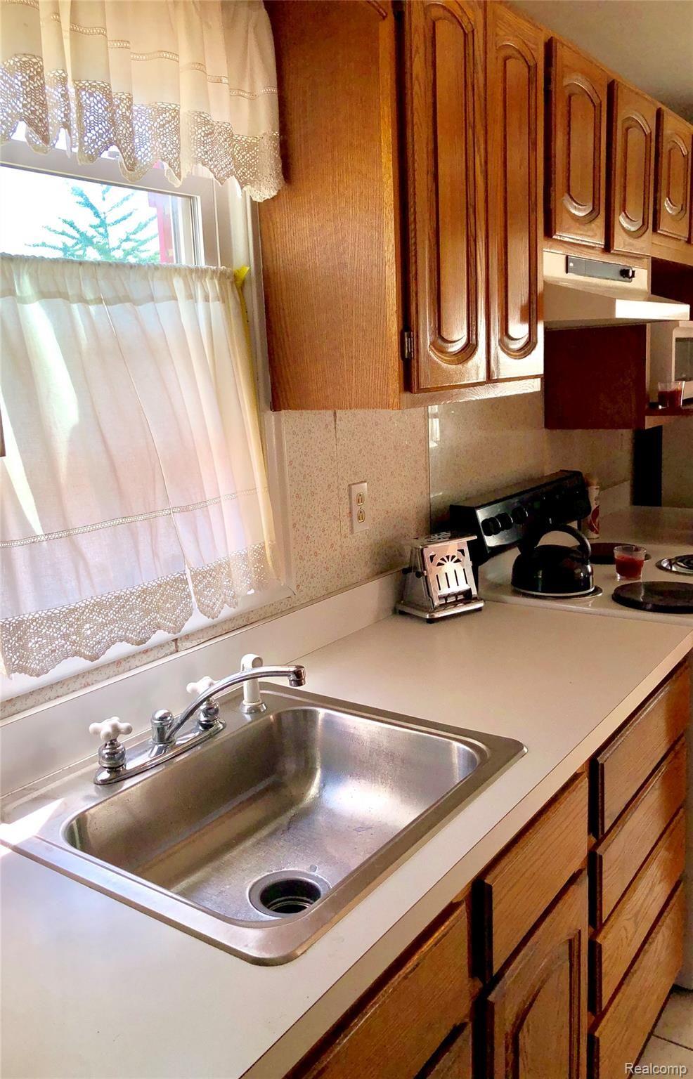 13248 Rosedale Street Southgate, MI 48195 - Photo 12 of 39 IMG_0805.jpg
