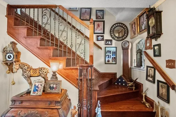 a view of entryway with a front door
