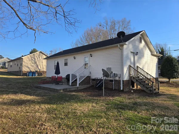 a view of a house with backyard