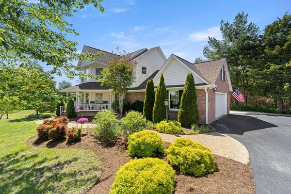 a view of a house with backyard and garden