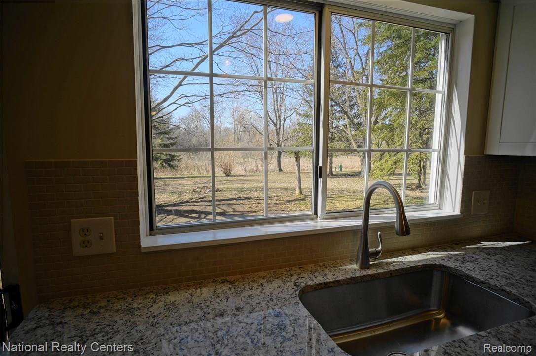 1275 West Fairview Lane Rochester, MI 48306 - Photo 9 of 30 DSC09900 (1).JPG